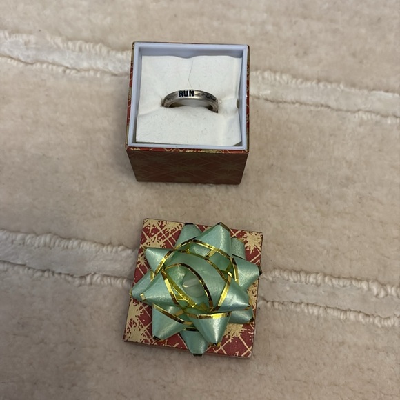 Silver 'RUN' Engraved Ring-size 4 - Picture 3 of 3